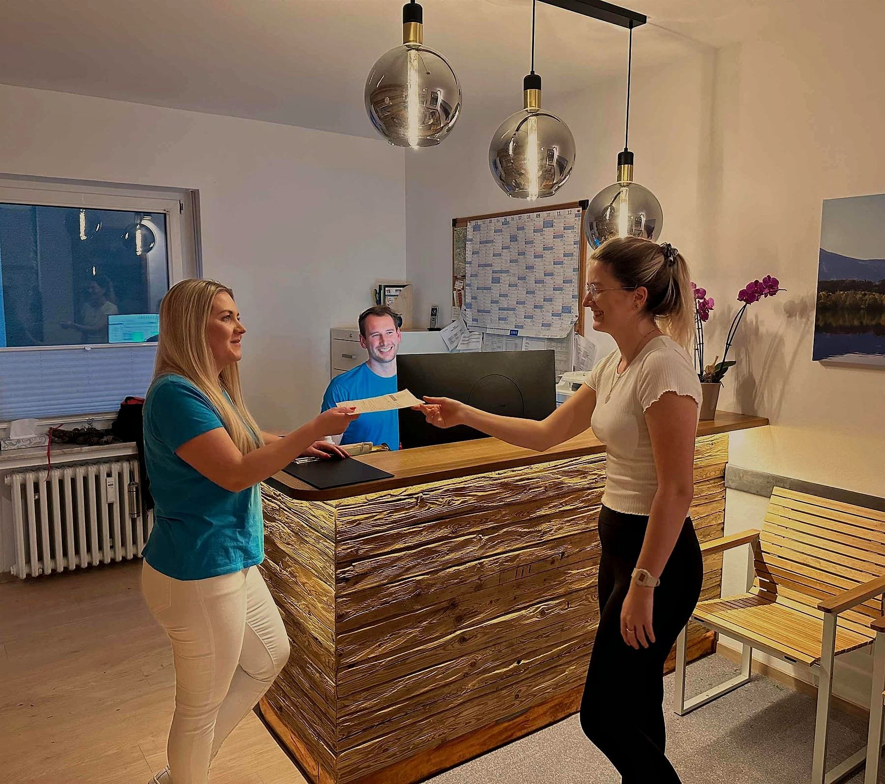 Empfang der Physiotherapie Hartmut Meyer in München-Nymphenburg - das Team begrüßt eine Patientin